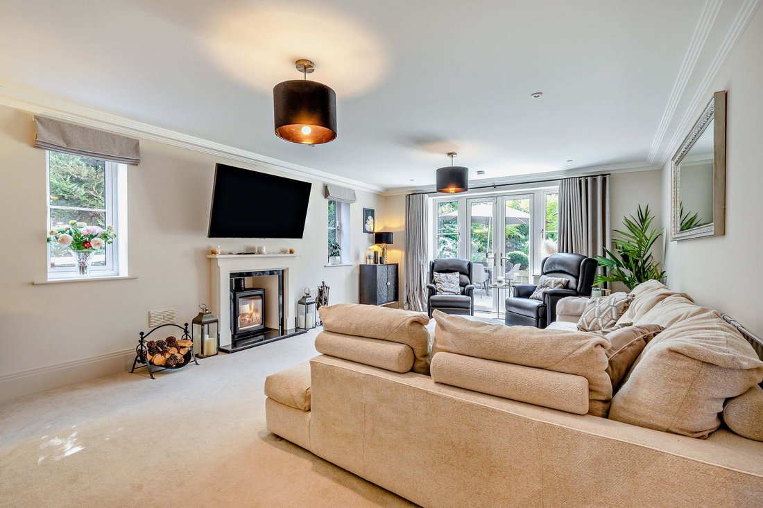 House in West End, Surrey Heath, England 2 - 18925450