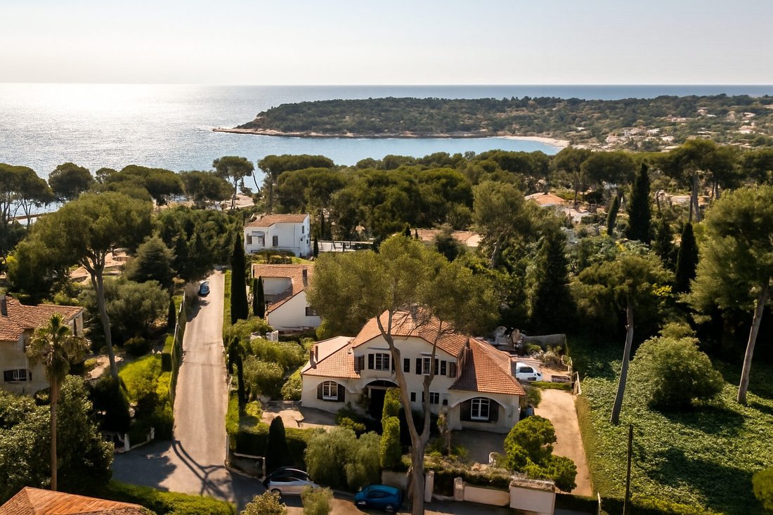 Villa in Les Cougoulins-Rastines, Antibes, France 1 - 17868924