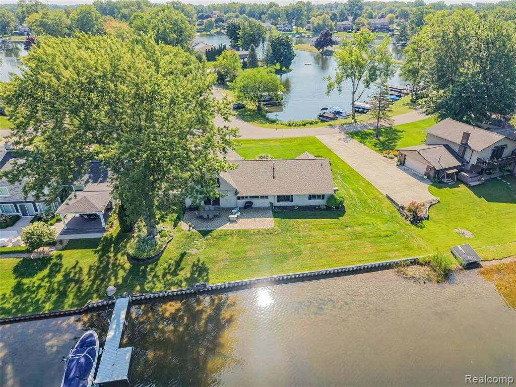 House in Commerce Charter Township, Michigan, United States 1 - 18604673
