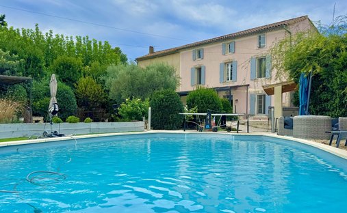 House in Saint-Saturnin-lès-Avignon, Provence-Alpes-Côte d'Azur, France 1