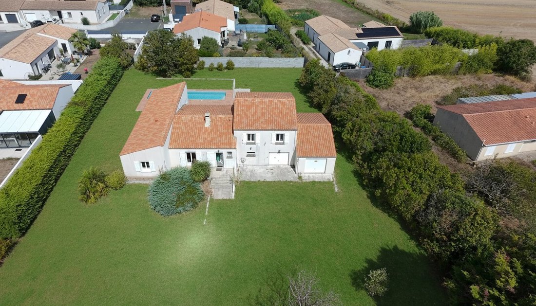 House in Yves, Nouvelle-Aquitaine, France 1 - 18151462