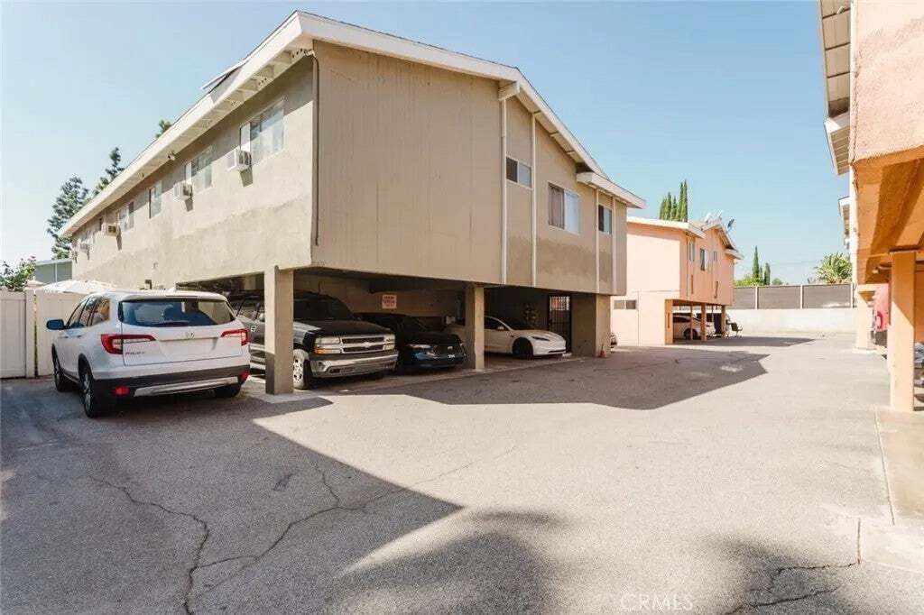 Los Angeles, California, United States 3 - 18926257