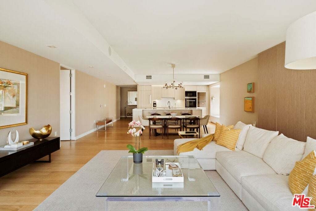 Condo in Los Angeles, California, United States 5 - 18925033