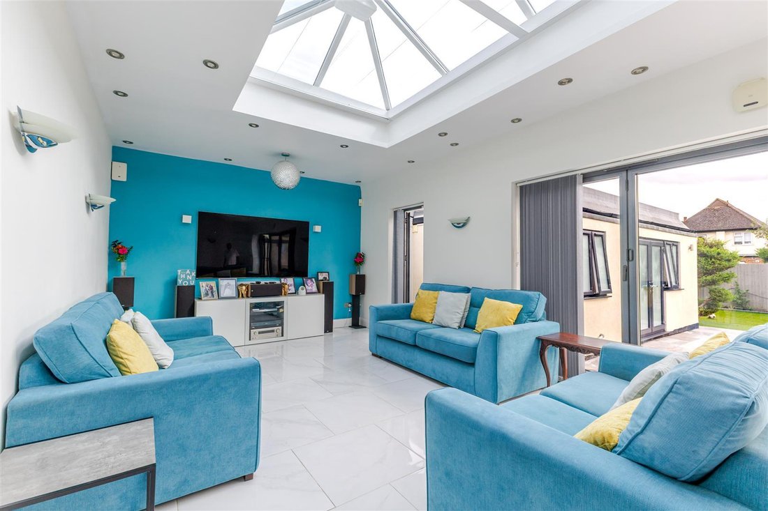 Bungalow in Ruislip Manor, Hillingdon, England 2 - 18925293