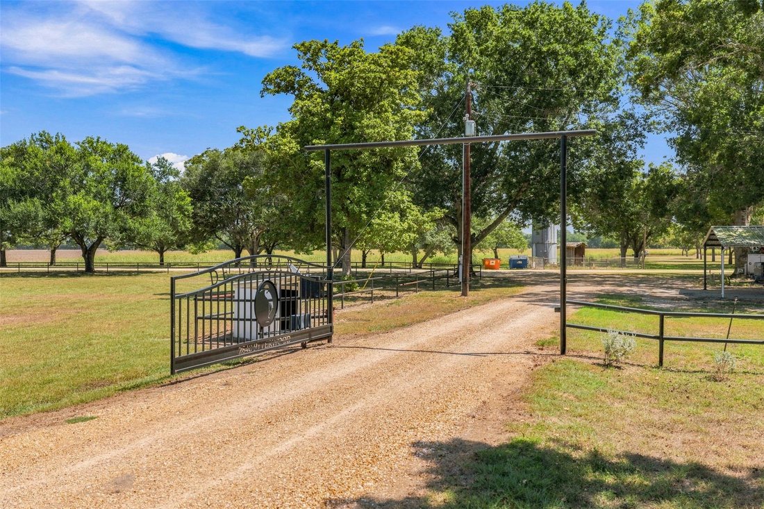 House in Gonzales, Texas, United States 1 - 18926075
