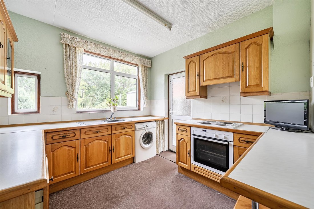 Bungalow in Pinner, Harrow, England 2 - 18925304