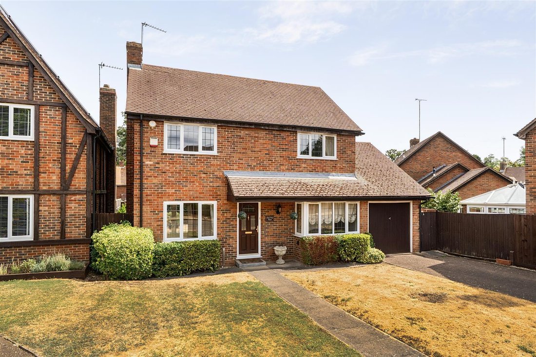 House in Pinnerwood Park, Hillingdon, England 1 - 18925381