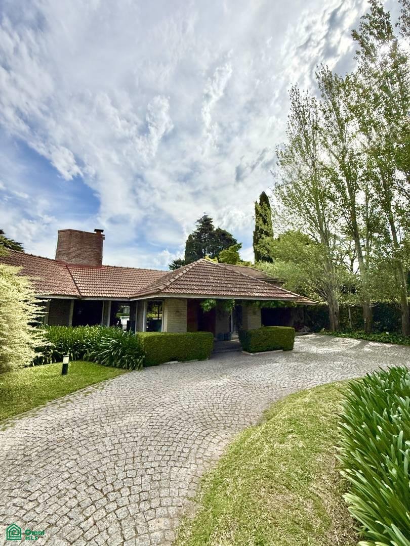 House in Manuel B. Gonnet, Buenos Aires Province, Argentina 1 - 17729090
