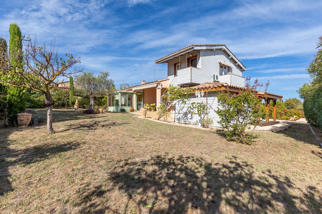 Villa in Saint-Saturnin-lès-Avignon, Provence-Alpes-Côte d'Azur, France 2 - 18927632