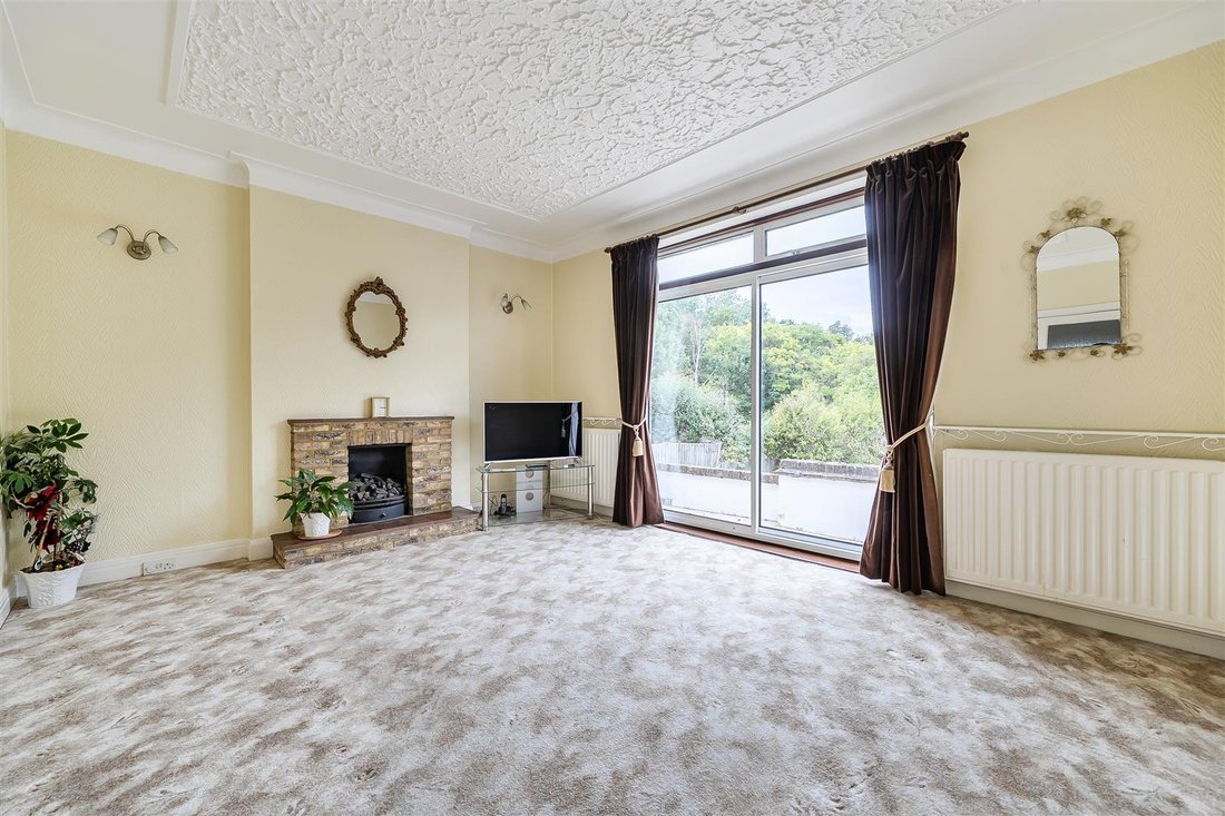 Bungalow in Pinner, Harrow, England 4 - 18925304