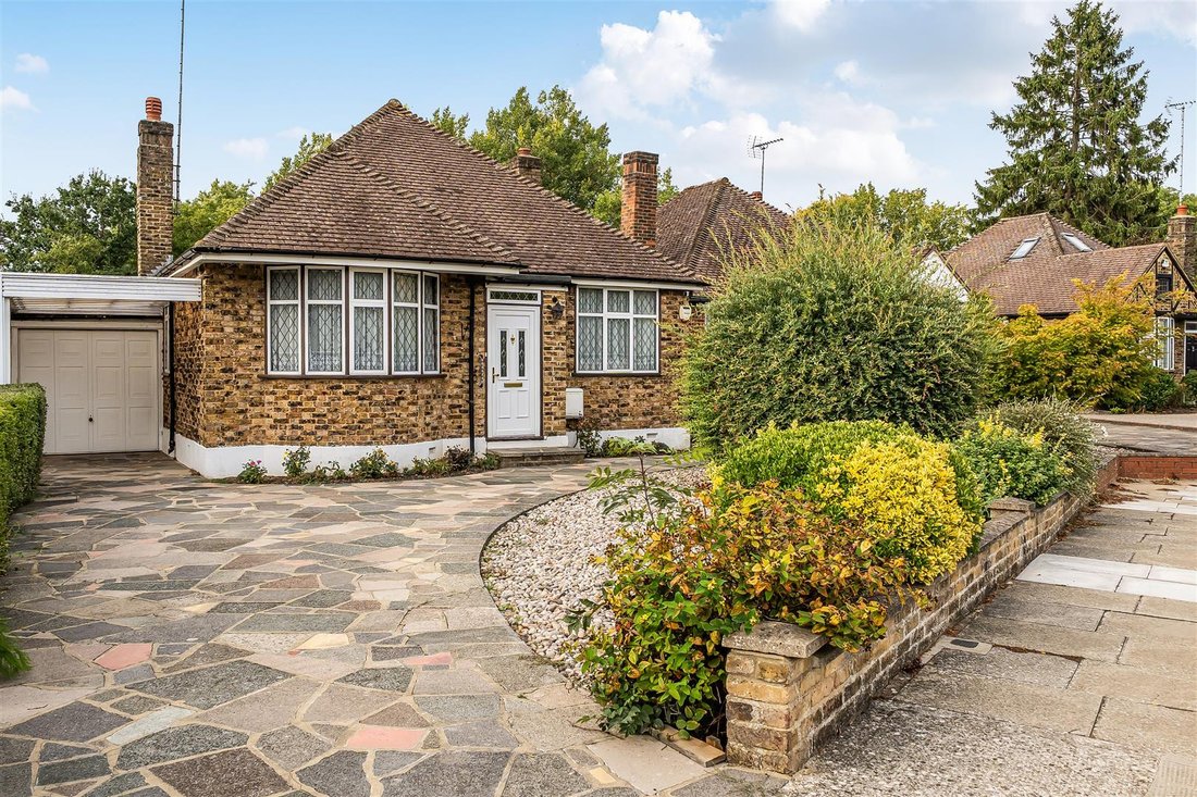 Bungalow in Pinner, Harrow, England 1 - 18925304