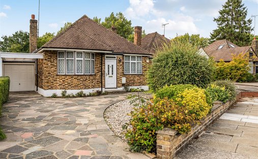 Bungalow in Pinnerwood Park, Hillingdon, England 1