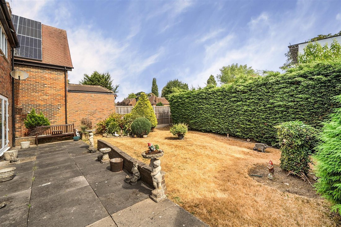 House in Pinnerwood Park, Hillingdon, England 5 - 18925381