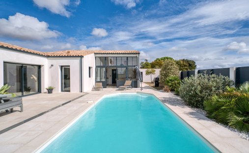 House in Croix-Chapeau, Nouvelle-Aquitaine, France 1