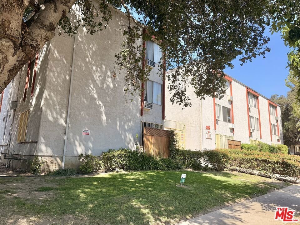 Altadena, California, United States 4 - 18925010
