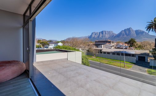 Country House in Rondebosch, Southern Suburbs, Cape Town 1