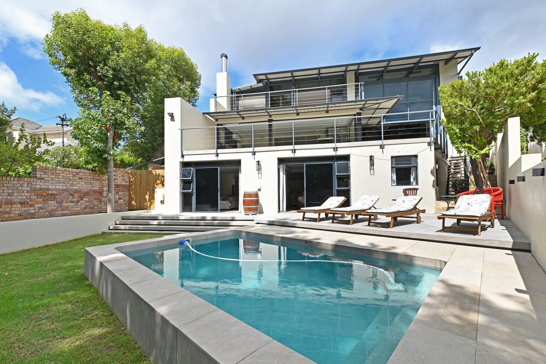 House in Bishopscourt, Southern Suburbs, Cape Town 1 - 18924327