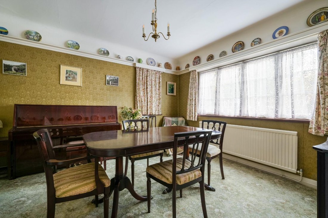 House in Epsom and Ewell, England 4 - 18928491