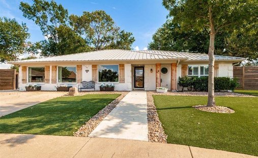 House in Bedford, Texas, United States 1