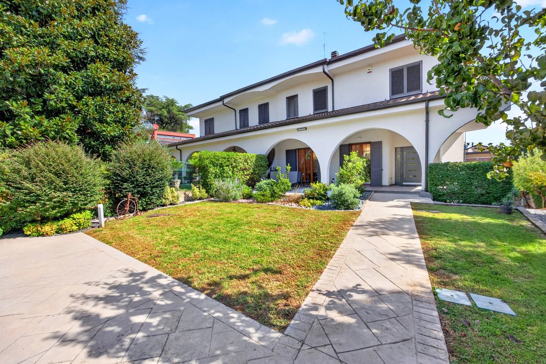 Villa in Arese, Lombardy, Italy 1 - 18928522