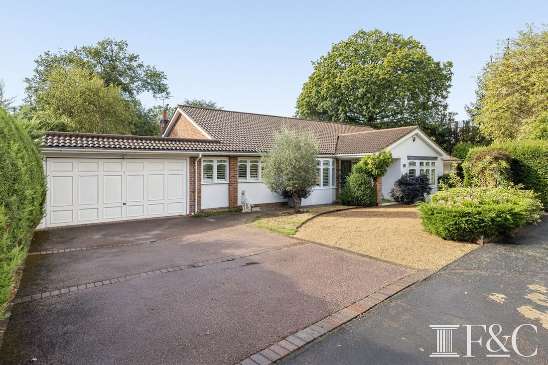 Bungalow in Fairmile, Elmbridge, England 1 - 18928708