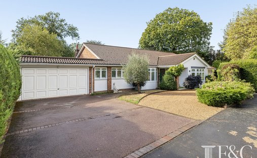 Bungalow in Fairmile, Elmbridge, England 1