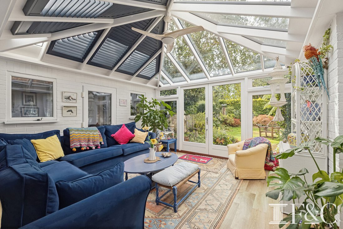 Bungalow in Fairmile, Elmbridge, England 2 - 18928708