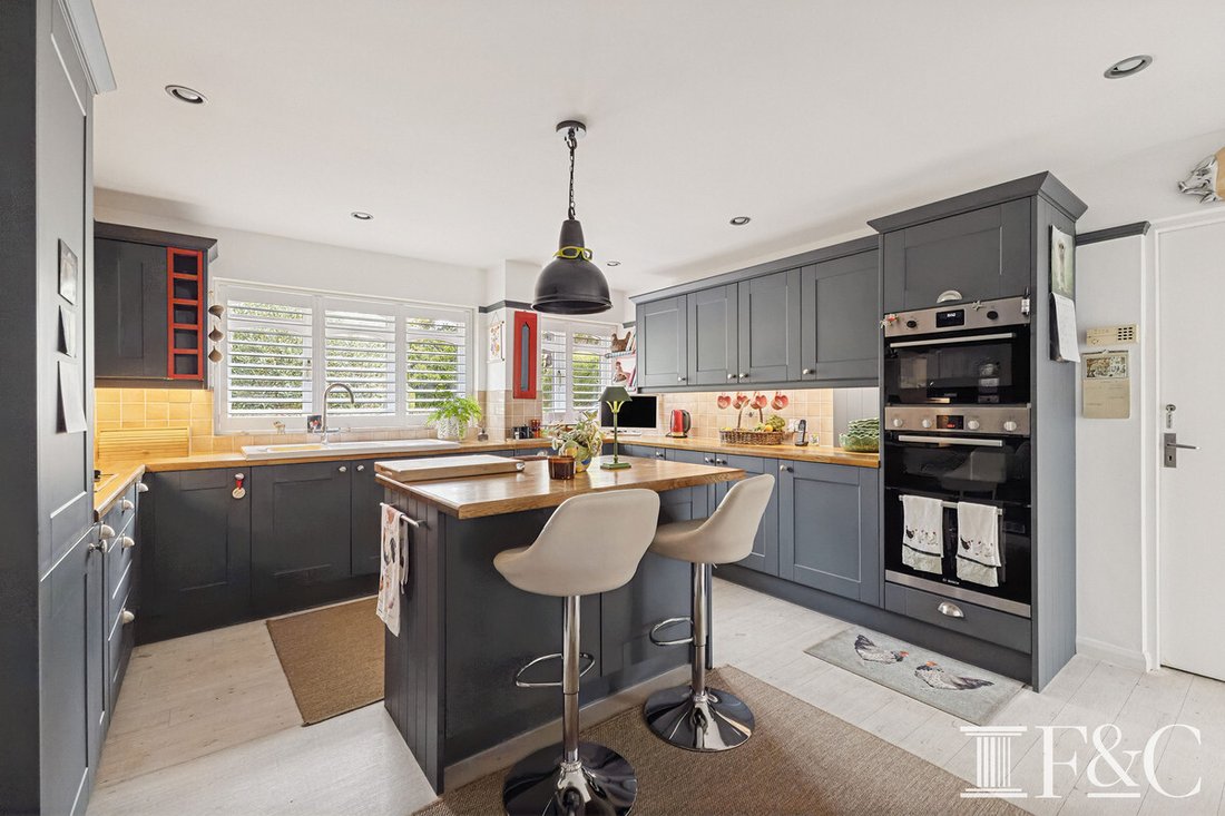 Bungalow in Fairmile, Elmbridge, England 3 - 18928708