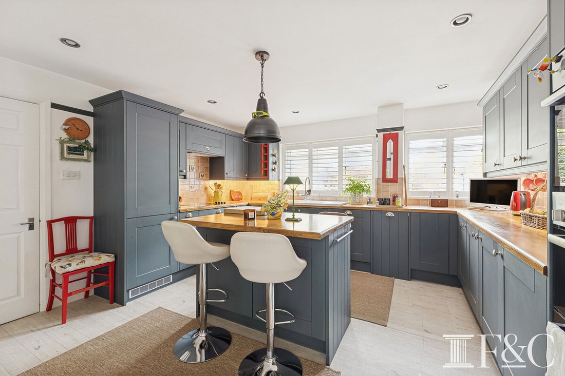 Bungalow in Fairmile, Elmbridge, England 4 - 18928708