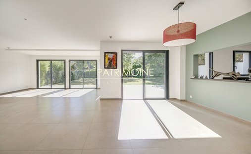 Villa in Saint-Germain-en-Laye, Ile-de-France, France 1