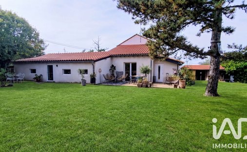 House in Grande Couronne, Saint-Just-Saint-Rambert, France 1