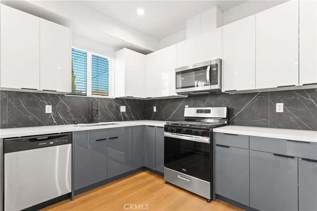 Los Angeles, California, United States 5 - 18928605