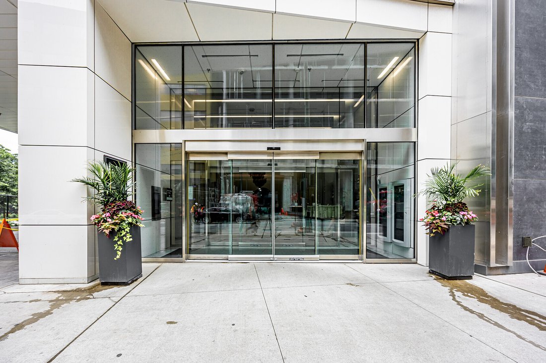 Condo in Toronto, Ontario, Canada 2 - 18929822