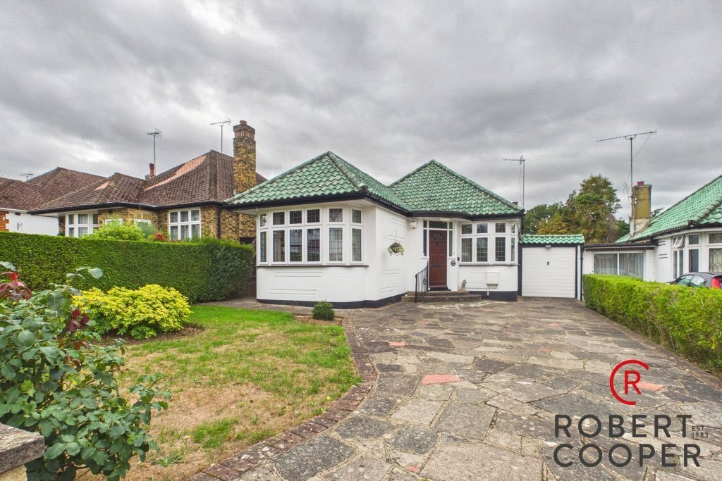 Bungalow in Pinnerwood Park, Hillingdon, England 1 - 18930332