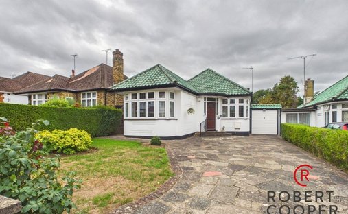 Bungalow in Pinnerwood Park, Hillingdon, England 1