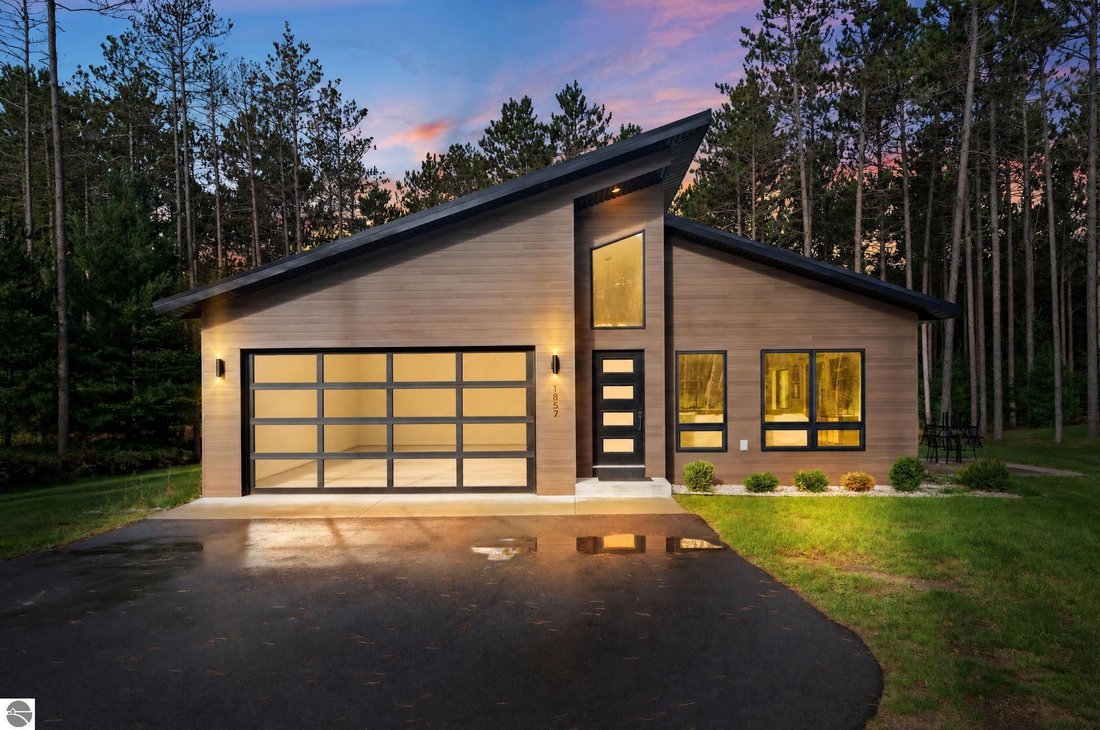 House in Traverse City, Michigan, United States 1 - 18930572