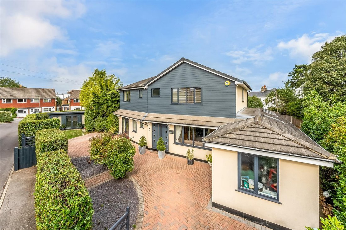House in Surrey, England 1 - 18930895
