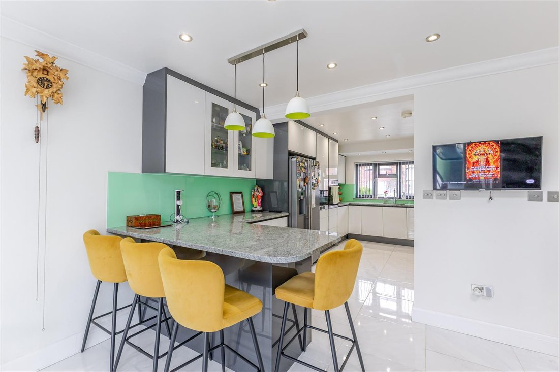 Bungalow in Ruislip Manor, Hillingdon, England 3 - 18930712