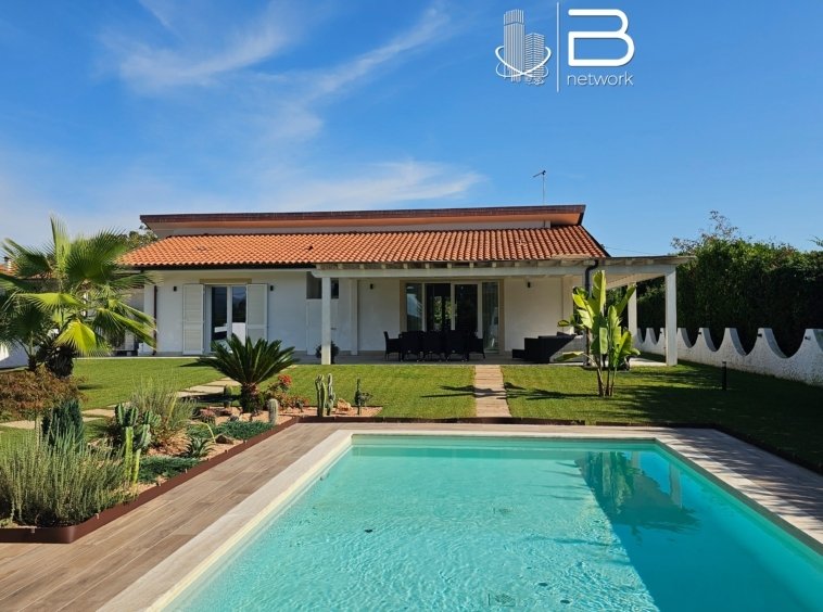 Villa in Pietrasanta, Tuscany, Italy 2 - 18931074