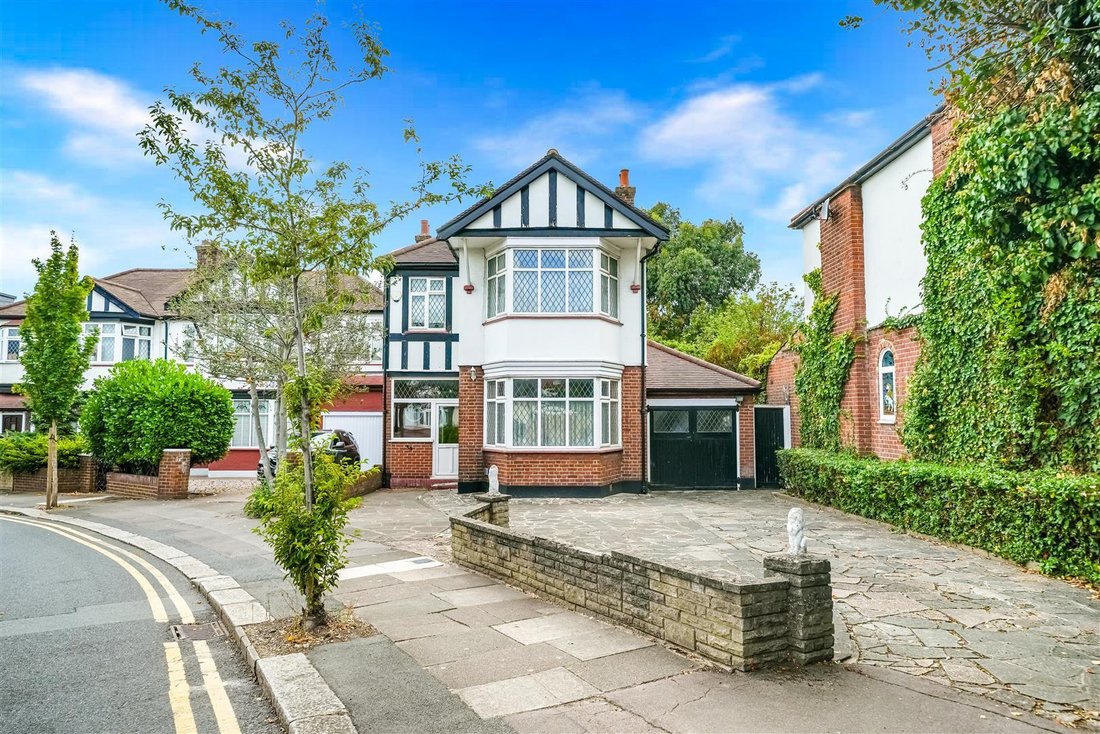 House in Beehive, Ilford, England 1 - 18930769