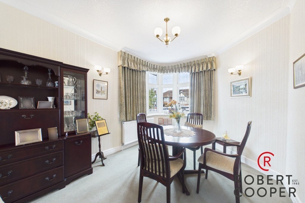 Bungalow in Pinnerwood Park, Hillingdon, England 4 - 18930332