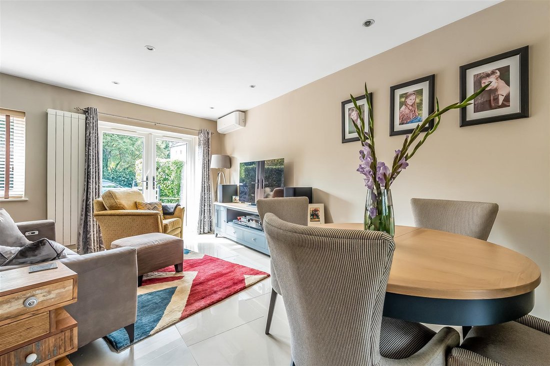 House in Surrey, England 4 - 18930895