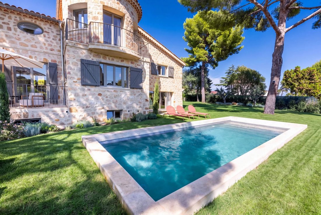 House in Antibes, Provence-Alpes-Côte d'Azur, France 2 - 18931584