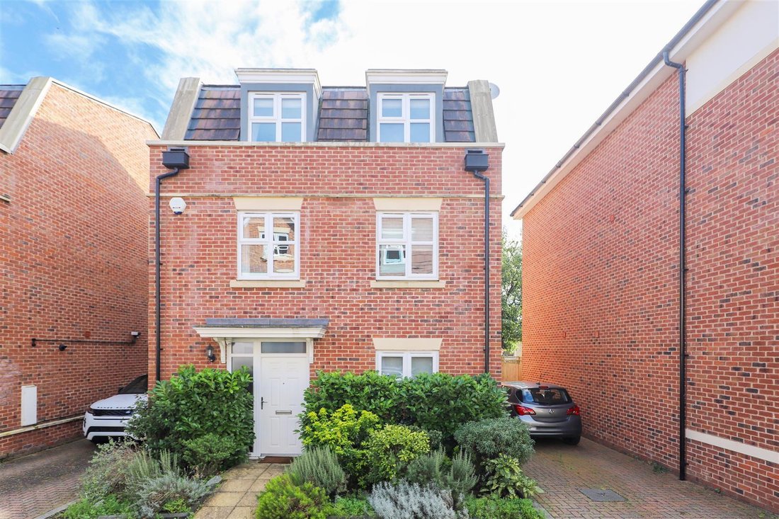 House in Breakspear, Bromley, England 1 - 18930846