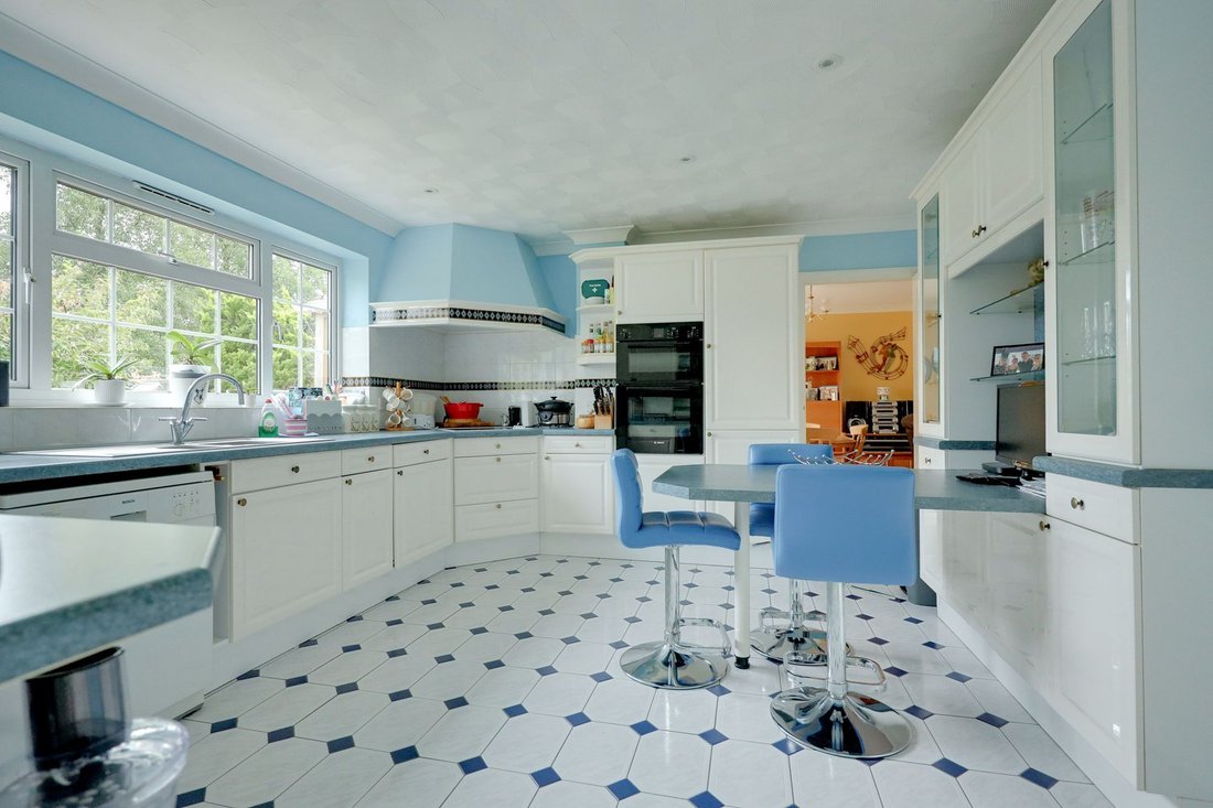 House in Burgess Hill, England 3 - 18931723