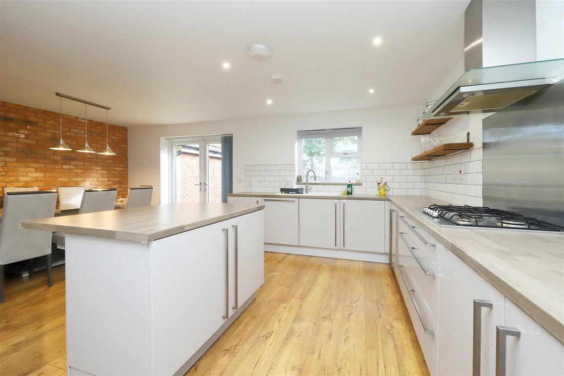 House in Breakspear, Bromley, England 3 - 18930846