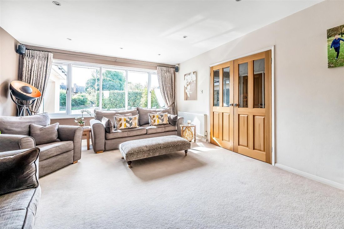 House in Surrey, England 3 - 18930895