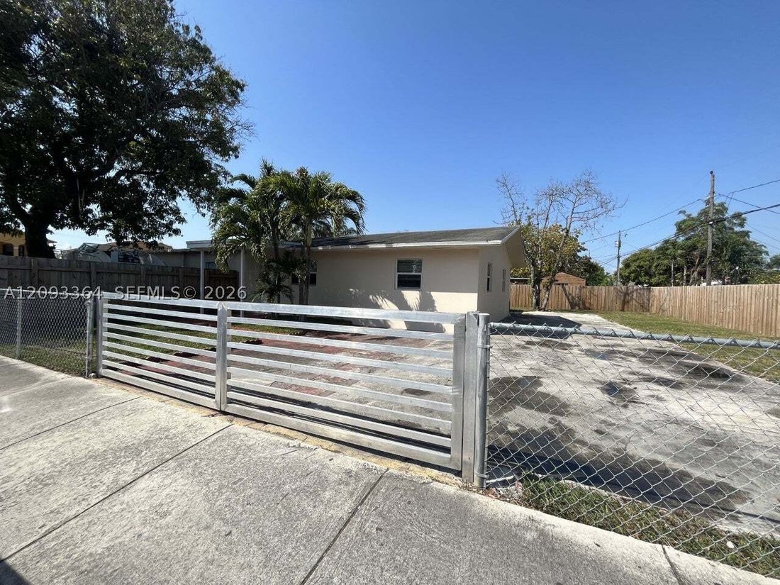 House in Hialeah, Florida, United States 2 - 18930474