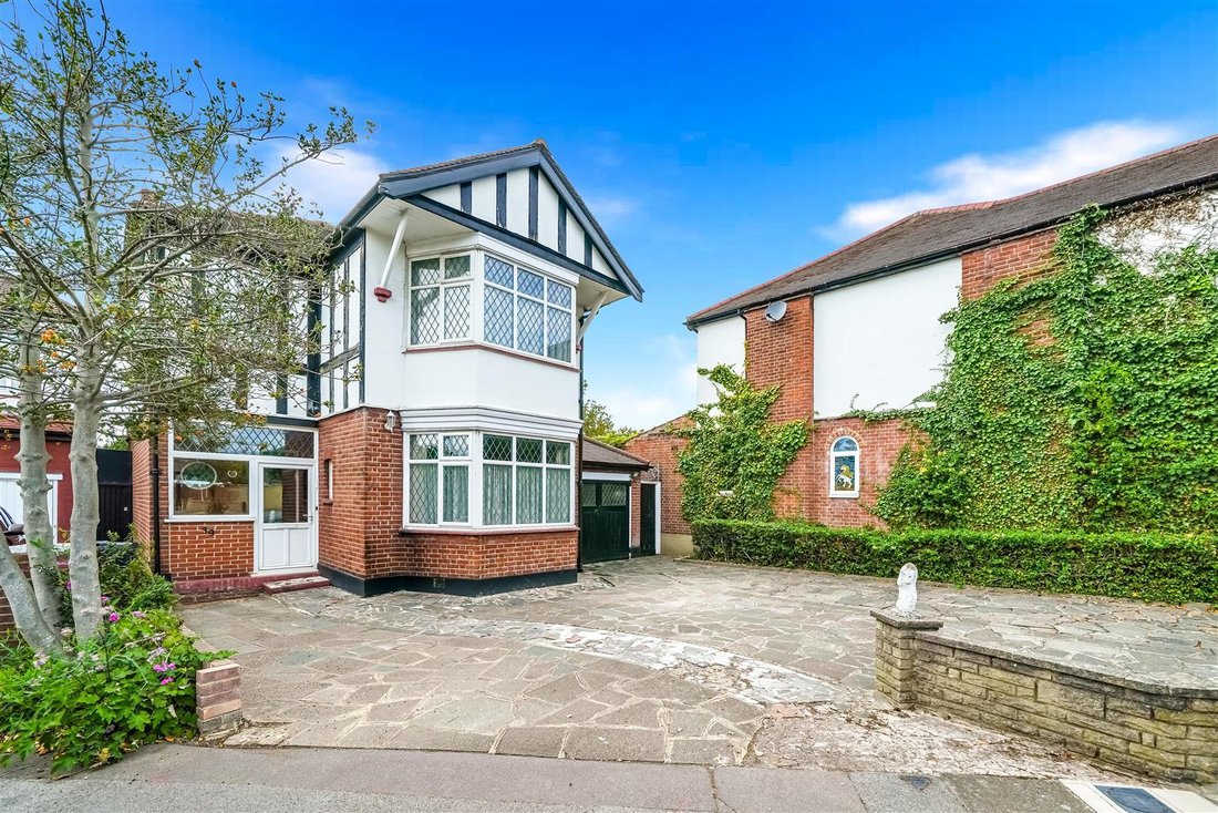 House in Beehive, Ilford, England 2 - 18930769