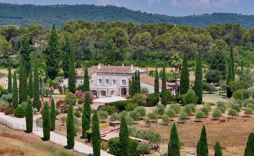 Estate in Brignoles, Provence-Alpes-Côte d'Azur, France 1